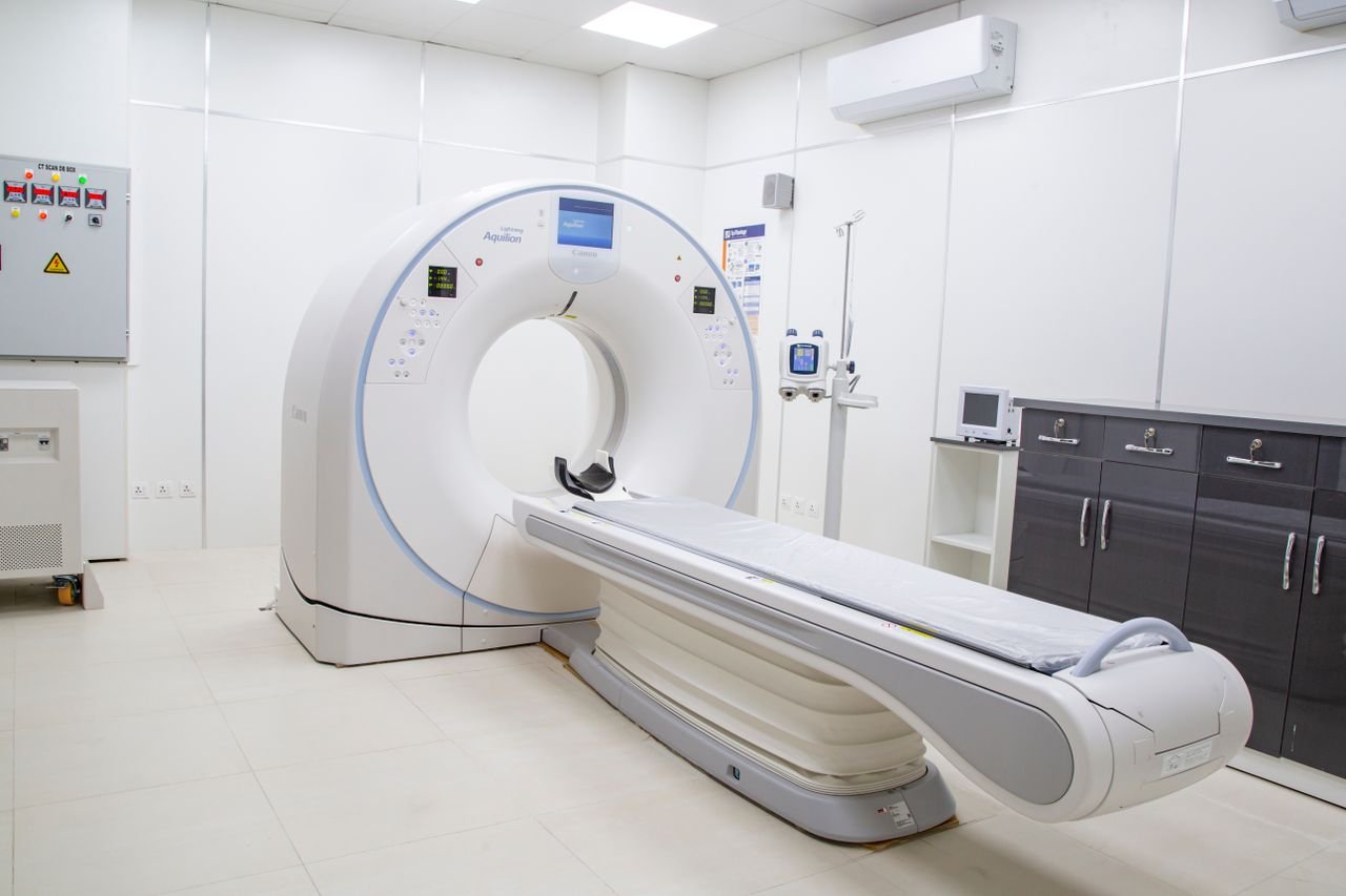 pexels photo 13176356 13176356 1 High-resolution image of a modern, clean MRI scanner room in a hospital facility.